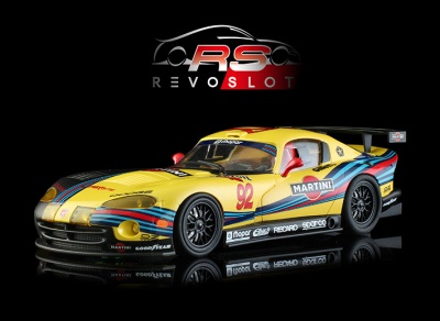 Carro de slot amarelo e preto com decalques coloridos e logotipos em fundo preto