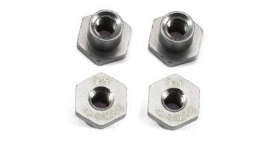 Conjunto de quatro porcas hexagonais metálicas prateadas sobre fundo branco