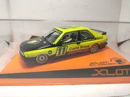 Miniatura de carro desportivo amarelo e preto em embalagem transparante