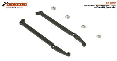 Peças adaptadoras de carbono pretas e porcas metálicas prateadas em fundo branco