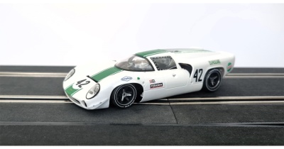 Miniatura de carro de corrida slot car branco com faixa verde e número 42 sobre pista