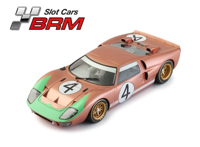 Carro de slot BRM cobre e verde com número 4 em fundo branco