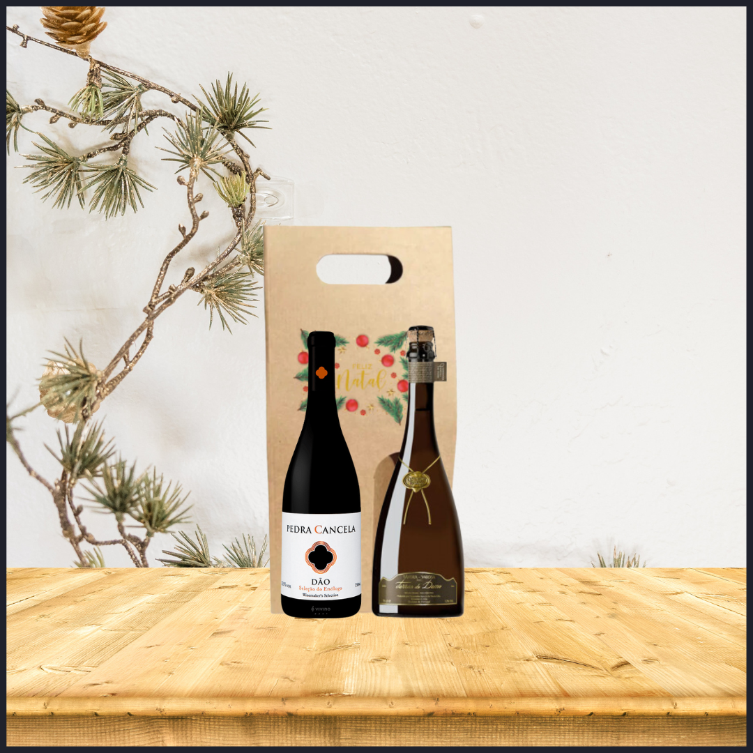 Cabaz de Natal Conjunto 2 Garrafas Duas garrafas de vinho com embalagem de papel castanho sobre mesa de madeira clara