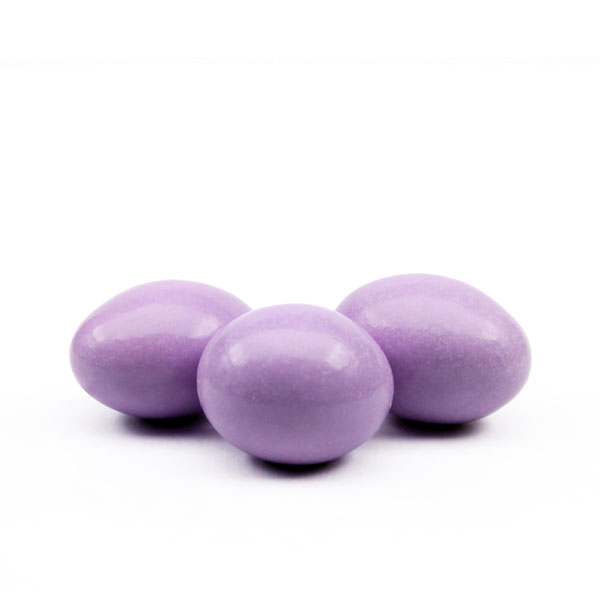 Amêndoas com Chocolate Lilás Três bolinhas doces lilás brilhantes sobre fundo branco