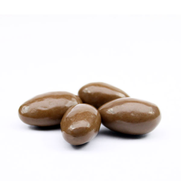 Amêndoas de Chocolate de Leite Amêndoas cobertas de chocolate castanhas sobre fundo branco