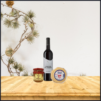 garrafa de vinho tinto, frasco de vidro e queijo redondo sobre mesa de madeira