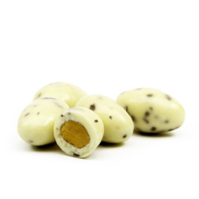 Amêndoas cobertas por chocolate branco com manchas castanhas e uma partida mostrando o interior.