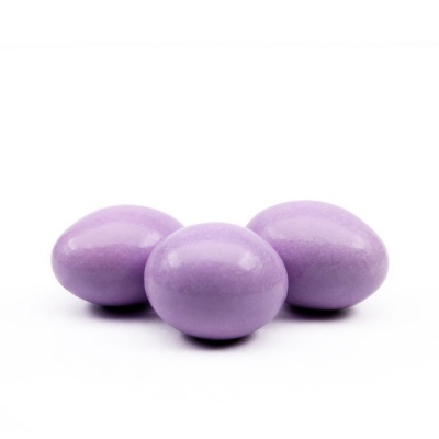 Três bolinhas doces lilás brilhantes sobre fundo branco