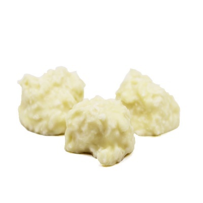 Bombons brancos com textura irregular sobre fundo branco