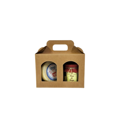 Caixa de papelão com queijo e vidro pequeno