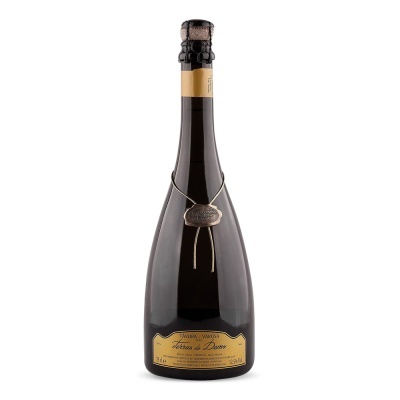 Garrafa preta de espumante com rótulo dourado e rolha vedada