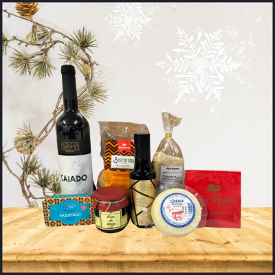 Produtos gourmet sobre mesa de madeira com ramo decorativo ao fundo