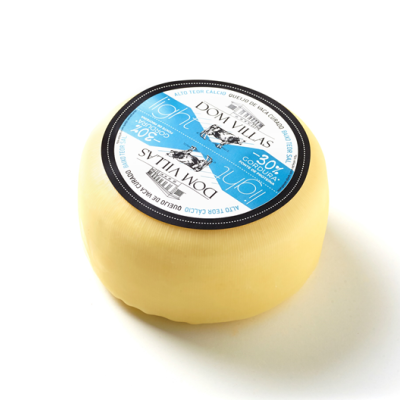 Queijo redondo com rótulo azul e branco Dom Villas