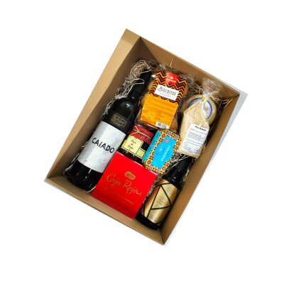 Caixa de presente com vinho, bolachas, farinha de milho e outros produtos alimentares