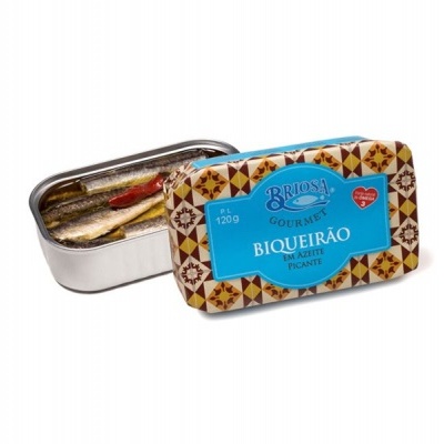 Lata metálica aberta com peixes em óleo e tampa decorada azul e castanha com texto