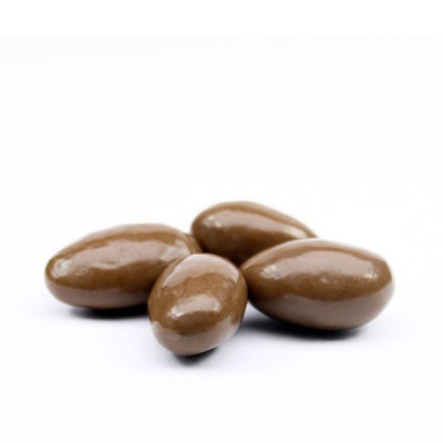 Amêndoas cobertas de chocolate castanhas sobre fundo branco