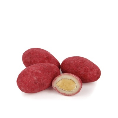 Amêndoas cobertas em camada vermelho-rosa, uma cortada mostrando interior amarelo