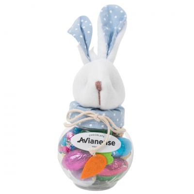 Frasco de vidro com cabeça de coelho e ovos de chocolate coloridos