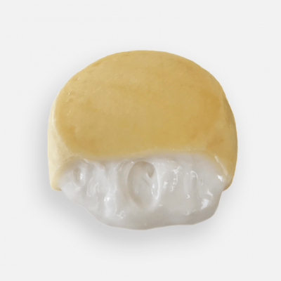 Produto alimentar redondo com metade superior amarela e metade inferior branca cremosa