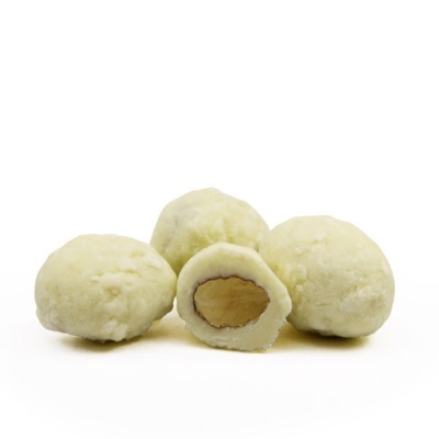 Três amêndoas cobertas por camada branca, uma partida ao meio