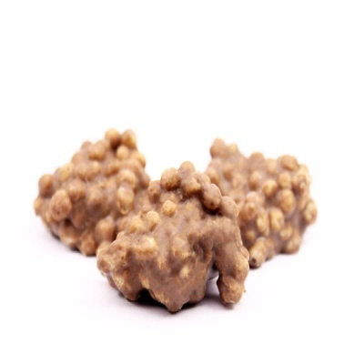 Doce de chocolate com bolinhas crocantes sobre fundo branco