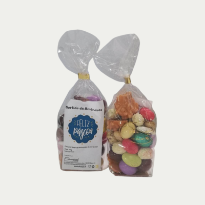 Sacos transparentes com amêndoas coloridas e etiqueta de Páscoa