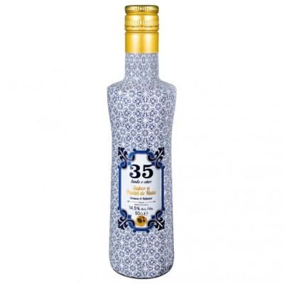 Garrafa de licor com tampa dourada e padrão azul e branco