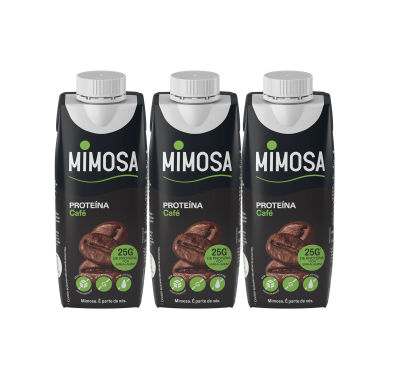 Três embalagens Mimosa Proteína Café pretas com tampa branca e grãos de café pintados