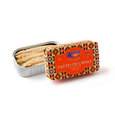 Lata aberta de filetes de cavala em azeite com rótulo decorativo laranja e castanho