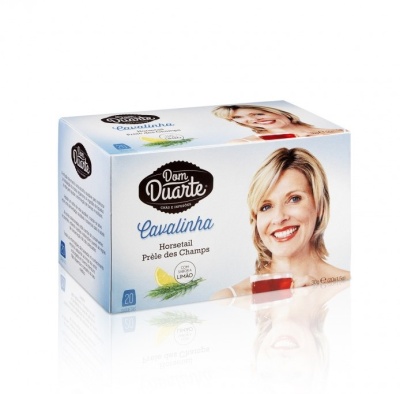 Caixa de chá Dom Duarte Cavalinha com imagem de mulher e texto em azul e preto