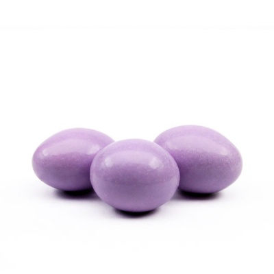 Três bolinhas doces lilás brilhantes sobre fundo branco