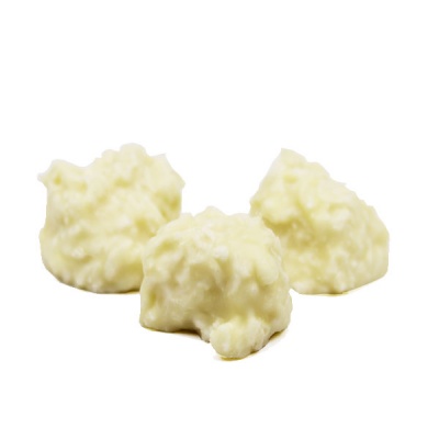 Bombons brancos com textura irregular sobre fundo branco