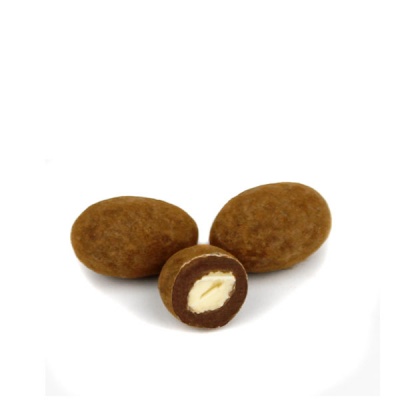 Amêndoas cobertas com chocolate e cacau em pó, uma cortada ao meio