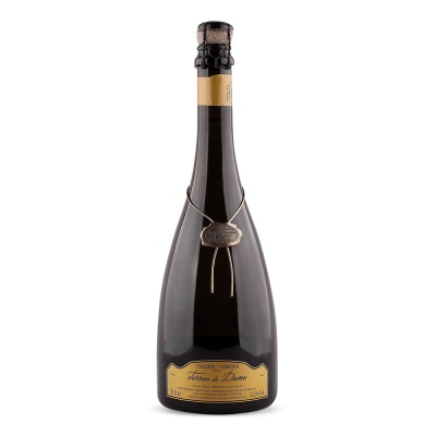 Garrafa preta de espumante com rótulo dourado e rolha vedada