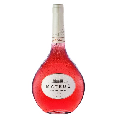 Garrafa de vinho rosé Mateus em vidro rosa com rótulo branco e tampa prateada