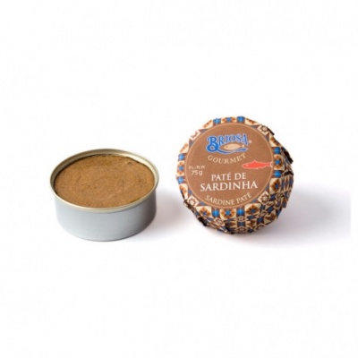 Pote metálico aberto com paté de sardinha e tampa com embalagem azul, bege e castanha