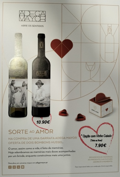 Dois vinhos Adega Mayor com bombons e caixa pequena com coração