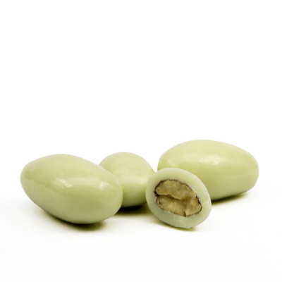 Amêndoas cobertas com casca branca cremosa, uma cortada ao meio, sobre fundo branco