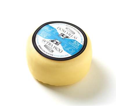 Queijo redondo com rótulo azul e branco Dom Villas