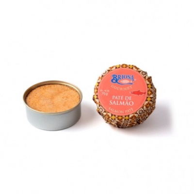 Latas de paté de salmão Briosa Gourmet, uma aberta e outra fechada com rótulo vermelho.