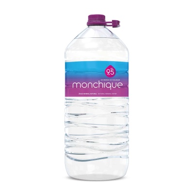 Garrafa de água mineral Monchique de plástico transparente com rótulo azul e roxo
