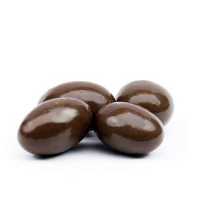 Quatro amêndoas cobertas de chocolate brilhantes sobre fundo branco