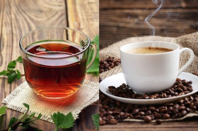 Chávena de chá de vidro e chávena de café branco com grãos de café