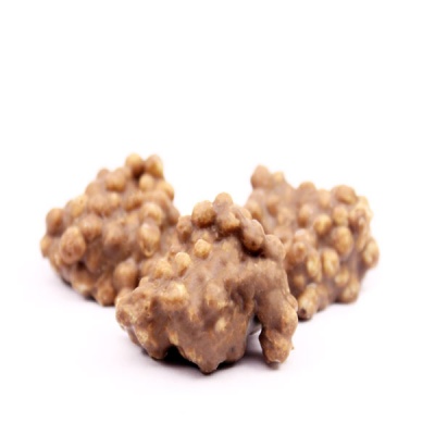 Doce de chocolate com bolinhas crocantes sobre fundo branco
