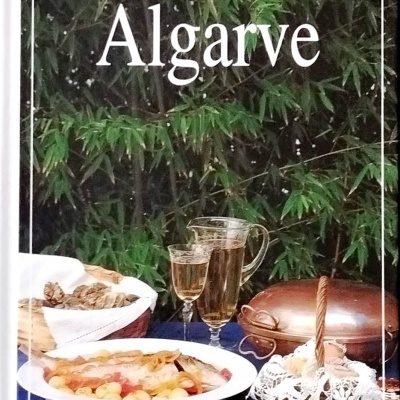 Capa de livro de cozinha regional portuguesa Algarve com mesa posta e ingredientes