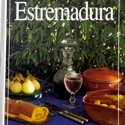 Capa do livro Cozinha Regional Portuguesa Estremadura com mesa posta e pratos de barro.