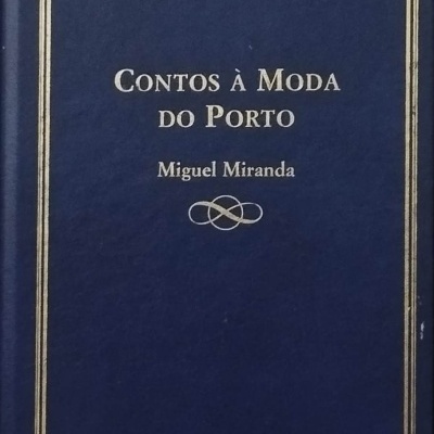 Capa azul escura de livro com texto dourado e moldura fina dourada