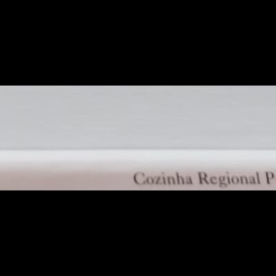 Livro branco sobre superfície com autocolantes e teclado