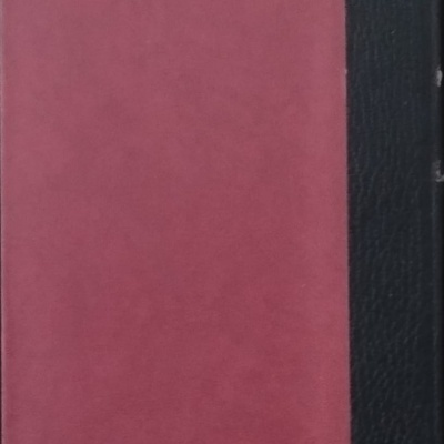 Livro capa dura vermelha com lombada preta