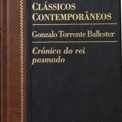 Livro de capa dura azul e castanha com texto dourado